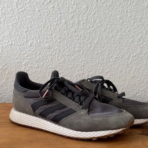 Adidas women’s  Charcoal and gray suede Sneakers. Pink accent.